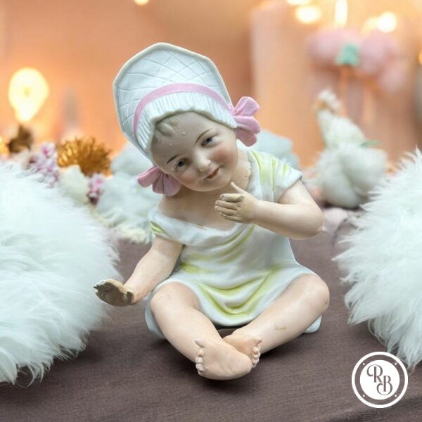 Rare et ancienne figurine antique d'un bébé fille assise - Biscuit/Porcelaine - Début 20ème- blanc et rose - Collection - Décoration