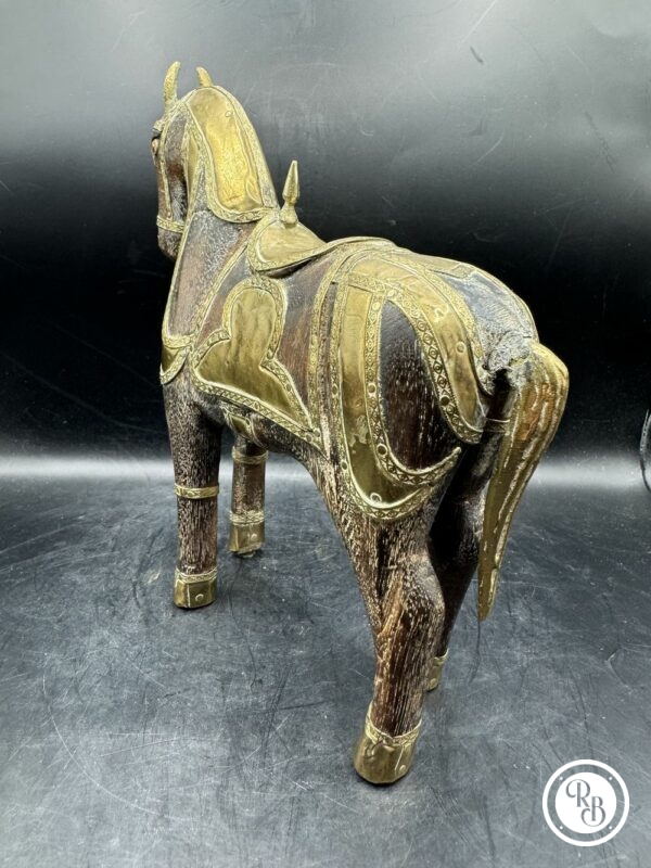 Figurine de Cheval en bois avec décorations et dorures corporelles en laiton. Sculpture Orientale datant des années 1950/60 - Collection - Décoration – Image 4