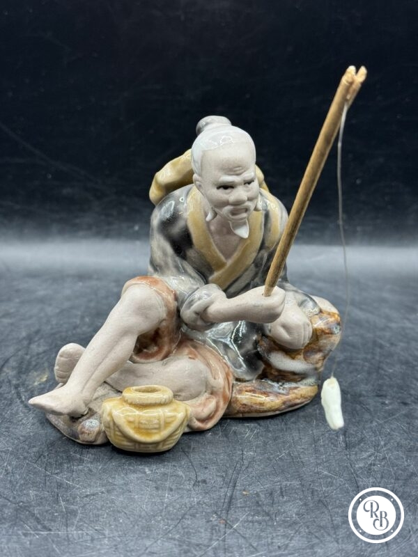 Miniature en céramique peinte à la main provenant de Chine et datée du Milieu du XXème - Pêcheur - Collection
