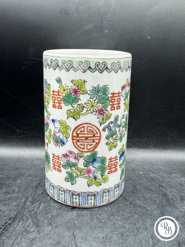 Ancien et rare pot à pinceaux en faïence chinoise décor fleuri, pêches et signes chinois polychromes style famille verte tampon rouge