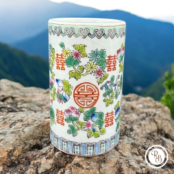 Ancien et rare pot à pinceaux en faïence chinoise décor fleuri, pêches et signes chinois polychromes style famille verte tampon rouge