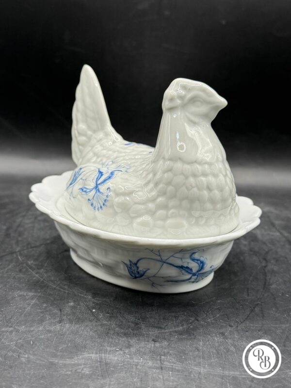 Rare bonbonnière ovale (ou sucrier) en porcelaine blanche de Limoges - Estampillée Giraud - Représentant une poule sur son nid d'osier tressé - Décor floral bleu - Décoration - Collection - Image 2