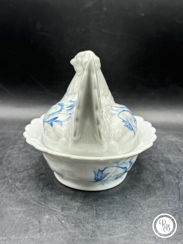 Rare bonbonnière ovale (ou sucrier) en porcelaine blanche de Limoges - Estampillée Giraud - Représentant une poule sur son nid d'osier tressé - Décor floral bleu - Décoration - Collection - Image 3