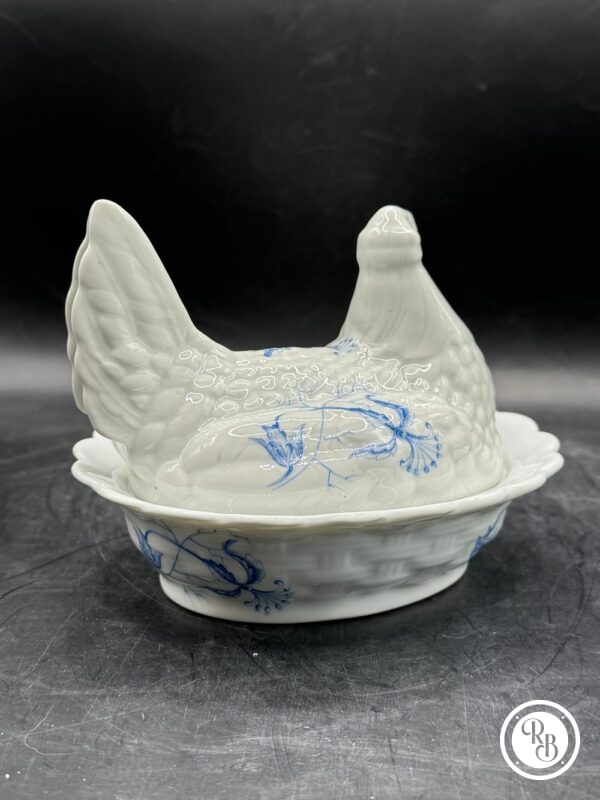 Rare bonbonnière ovale (ou sucrier) en porcelaine blanche de Limoges - Estampillée Giraud - Représentant une poule sur son nid d'osier tressé - Décor floral bleu - Décoration - Collection - Image 4