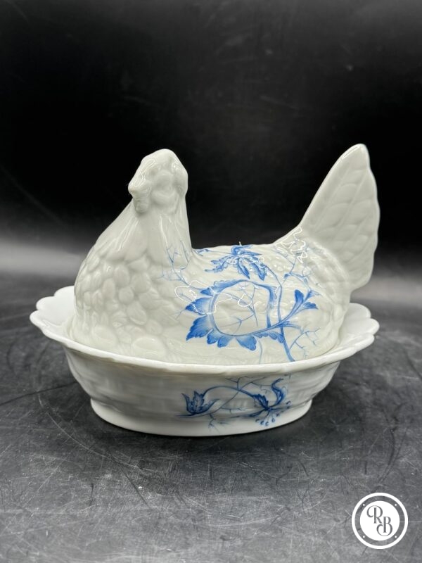 Rare bonbonnière ovale (ou sucrier) en porcelaine blanche de Limoges - Estampillée Giraud - Représentant une poule sur son nid d'osier tressé - Décor floral bleu - Décoration - Collection - Image 5