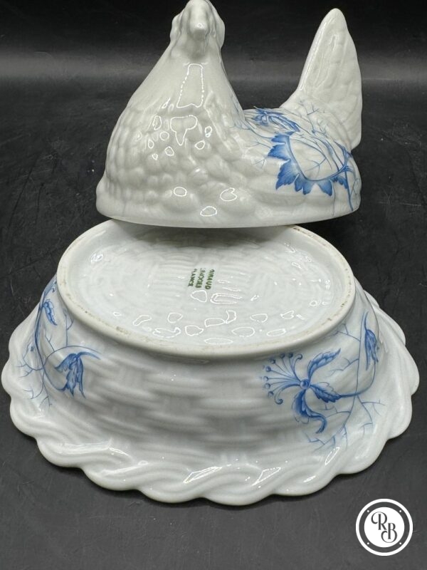 Rare bonbonnière ovale (ou sucrier) en porcelaine blanche de Limoges - Estampillée Giraud - Représentant une poule sur son nid d'osier tressé - Décor floral bleu - Décoration - Collection - Image 6