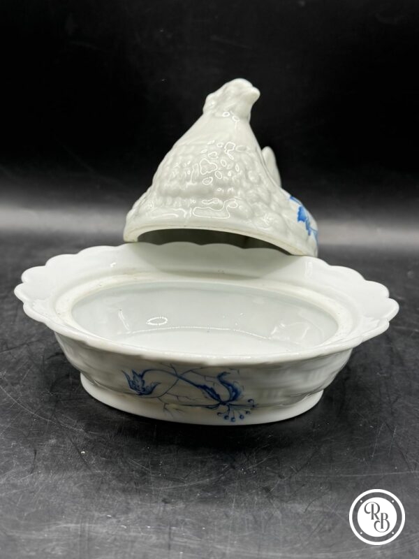 Rare bonbonnière ovale (ou sucrier) en porcelaine blanche de Limoges - Estampillée Giraud - Représentant une poule sur son nid d'osier tressé - Décor floral bleu - Décoration - Collection - Image 7