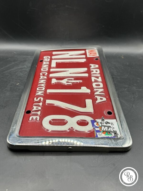 Véritable Plaque d’immatriculation des Etats Unis (usa) et son support de voiture (ce qui est rare) - Arizona Rouge - Décoration - Collection - Image 2