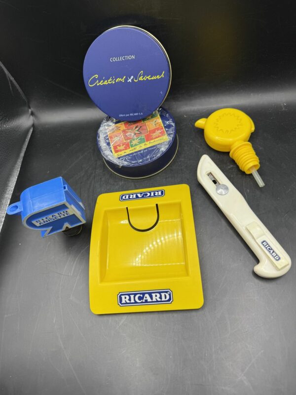 Ensemble lot Ricard - 5 objets publicitaires - Cutter blanc - Ramasse monnaie - 2 becs verseurs - Sous verres - Décoration - Collection - Pastis - Bistrot - Bar - Café – Image 2