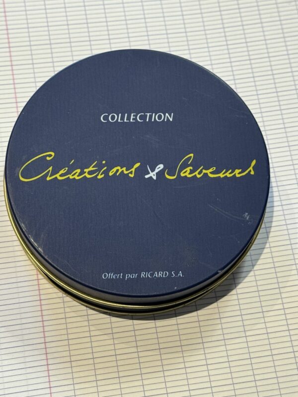 Ensemble lot Ricard - 5 objets publicitaires - Cutter blanc - Ramasse monnaie - 2 becs verseurs - Sous verres - Décoration - Collection - Pastis - Bistrot - Bar - Café – Image 6