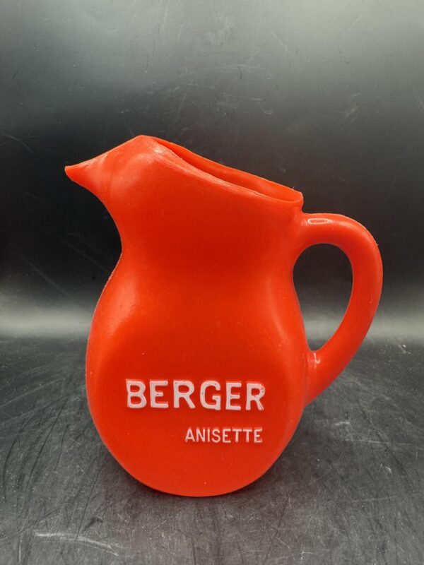 Pichet en plastique rouge - objet publicitaire - Berger anisette - Décoration - Collection - Pastis - Bistrot - Bar - Café - Vintage – Image 3