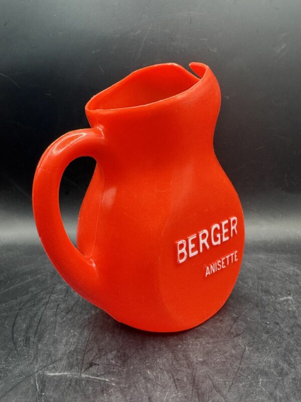 Pichet en plastique rouge - objet publicitaire - Berger anisette - Décoration - Collection - Pastis - Bistrot - Bar - Café - Vintage – Image 2