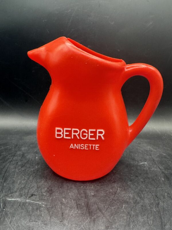 Pichet en plastique rouge 2 - objet publicitaire - Berger anisette - Décoration - Collection - Pastis - Bistrot - Bar - Café - Vintage – Image 3