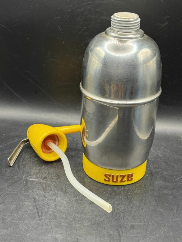 Rare et Magnifique Bouteille/Siphon à eau de la marque Suze des années 70 - En Inox et plastique jaune - Collection - Déco bar - Bistrot - Café - Vintage – Image 5