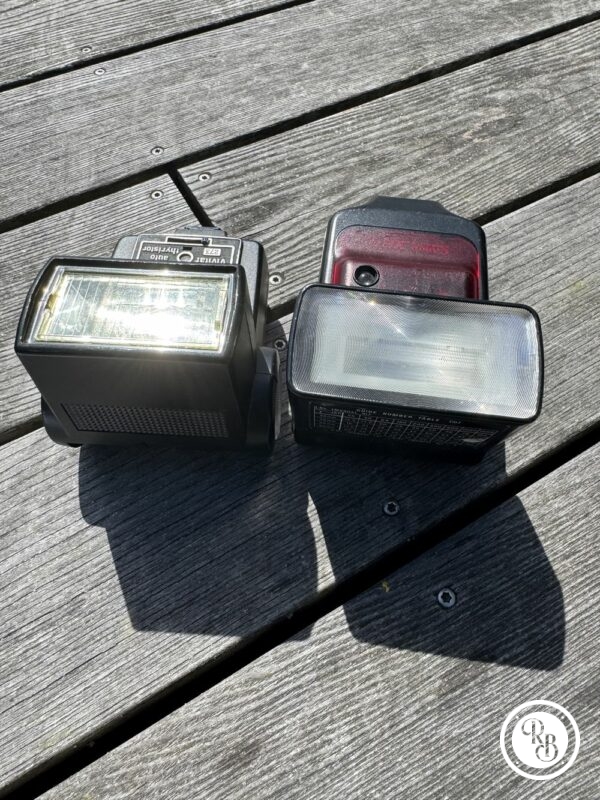 Lot - Duo Flashs Vivitar 273 et Canon 300 TL - Pour Appareil photo Argentique - Image - Prise de vue - Kodak - Nikon - Vintage – Image 3