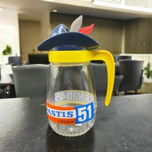 Ancien Pichet haut en verre et en plastique jaune et son chapeau des années 60/70 de la marque Pernod 45 - Pastis 51 - Anisette