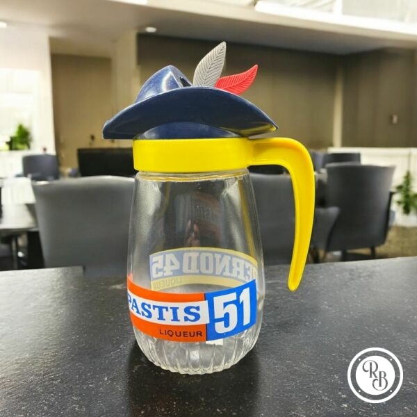 Ancien Pichet haut en verre et en plastique jaune et son chapeau des années 60/70 de la marque Pernod 45 - Pastis 51 - Anisette