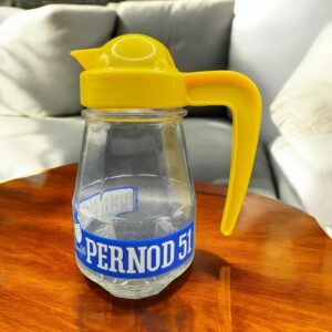Ancien Pichet haut en verre et en plastique jaune des années 60/70 de la marque Pernod 45 - Pernod 51