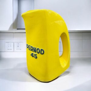 Ancien et rare Pichet en céramique jaune des années 60/70 de la marque Pernod 45 et de la maison de faïence Longchamps