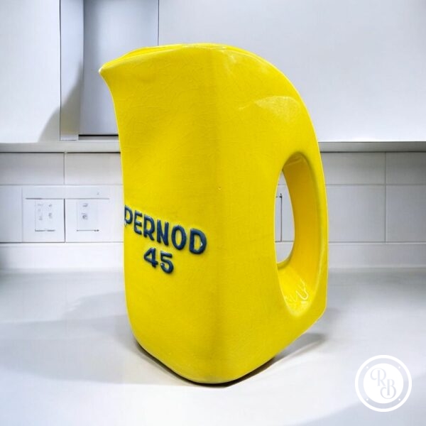 Ancien et rare Pichet en céramique jaune des années 60/70 de la marque Pernod 45 et de la maison de faïence Longchamps