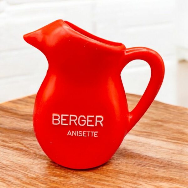 Pichet en plastique rouge 2 - objet publicitaire - Berger anisette - Décoration - Collection - Pastis - Bistrot - Bar - Café - Vintage