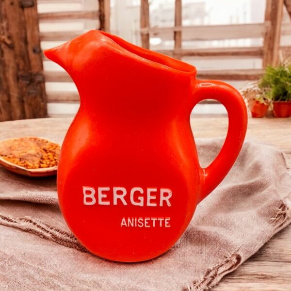 Pichet en plastique rouge - objet publicitaire - Berger anisette - Décoration - Collection - Pastis - Bistrot - Bar - Café - Vintage
