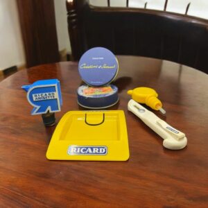 Ensemble lot Ricard - 5 objets publicitaires - Cutter blanc - Ramasse monnaie - 2 becs verseurs - Sous verres - Décoration - Collection - Pastis - Bistrot - Bar - Café