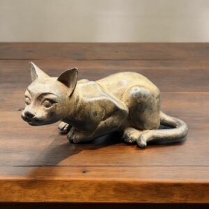 Rare Pierre Chenet (École du 20e siècle) - Sculpture Chat à l’affût Bronze à patine brune, cachet de la couronne et cachet de la signature sous le ventre - Décoration - Collection