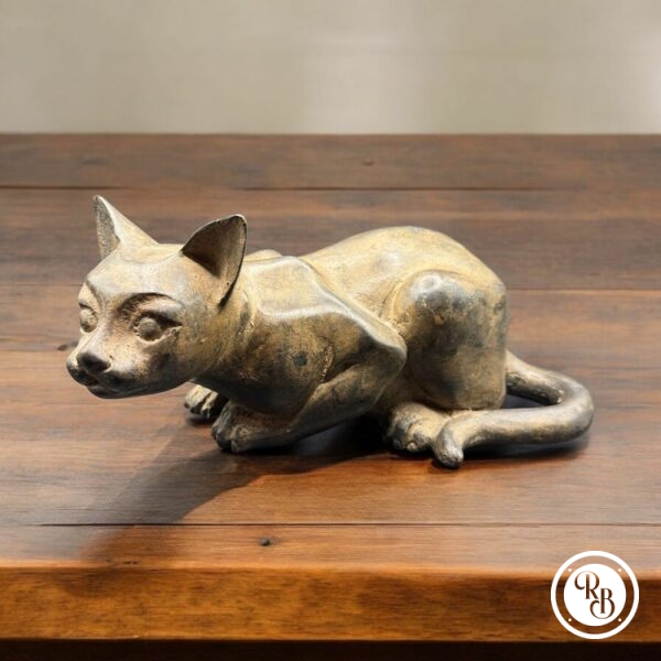 Rare Pierre Chenet (École du 20e siècle) - Sculpture Chat à l’affût Bronze à patine brune, cachet de la couronne et cachet de la signature sous le ventre - Décoration - Collection