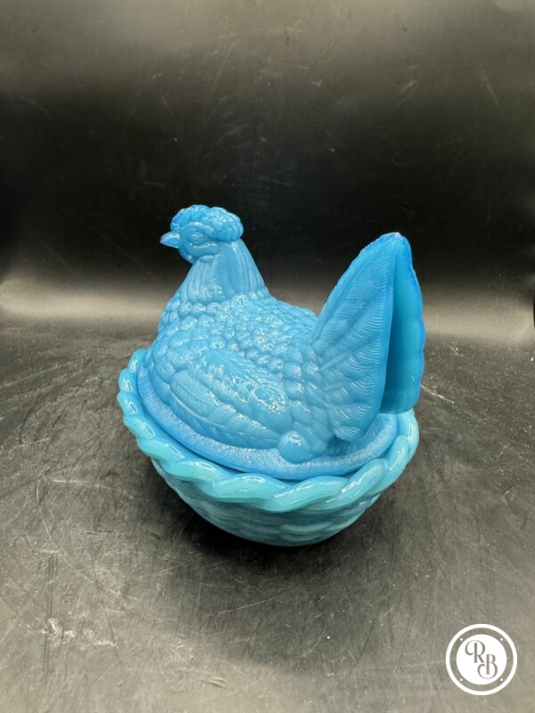 Bonbonnière ovale (ou sucrier ou beurrier) en verre opalescent opaline Porthieux représentant une poule sur son nid d'osier tressé. Jolie couleur bleue turquoise - Décoration - Collection – Image 3