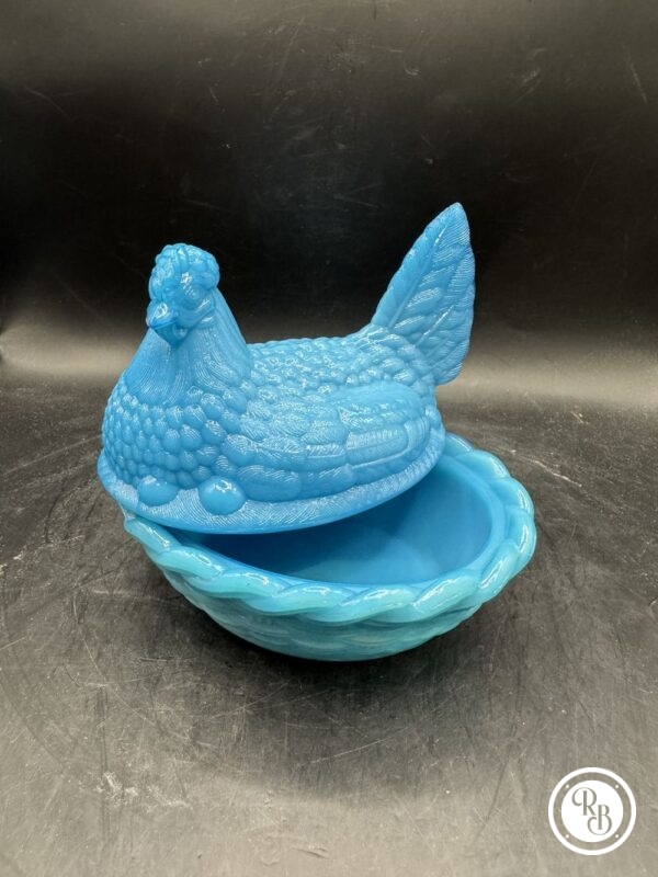 Bonbonnière ovale (ou sucrier ou beurrier) en verre opalescent opaline Porthieux représentant une poule sur son nid d'osier tressé. Jolie couleur bleue turquoise - Décoration - Collection – Image 4