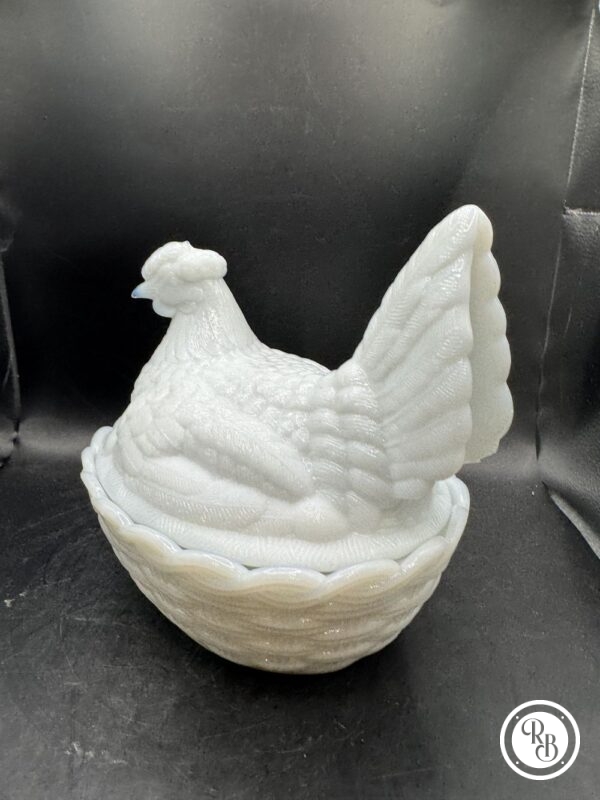 Grande bonbonnière - modèle rare - ovale (ou sucrier ou beurrier) en verre opalescent opaline Porthieux représentant une poule sur son nid d'osier tressé. Jolie couleur blanche - Décoration - Collection – Image 2