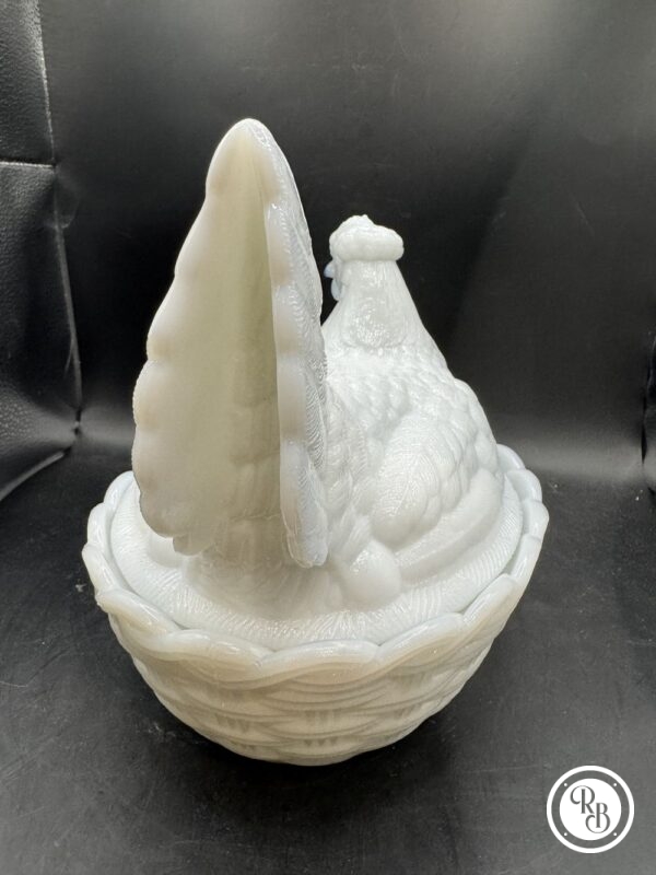 Grande bonbonnière - modèle rare - ovale (ou sucrier ou beurrier) en verre opalescent opaline Porthieux représentant une poule sur son nid d'osier tressé. Jolie couleur blanche - Décoration - Collection – Image 3