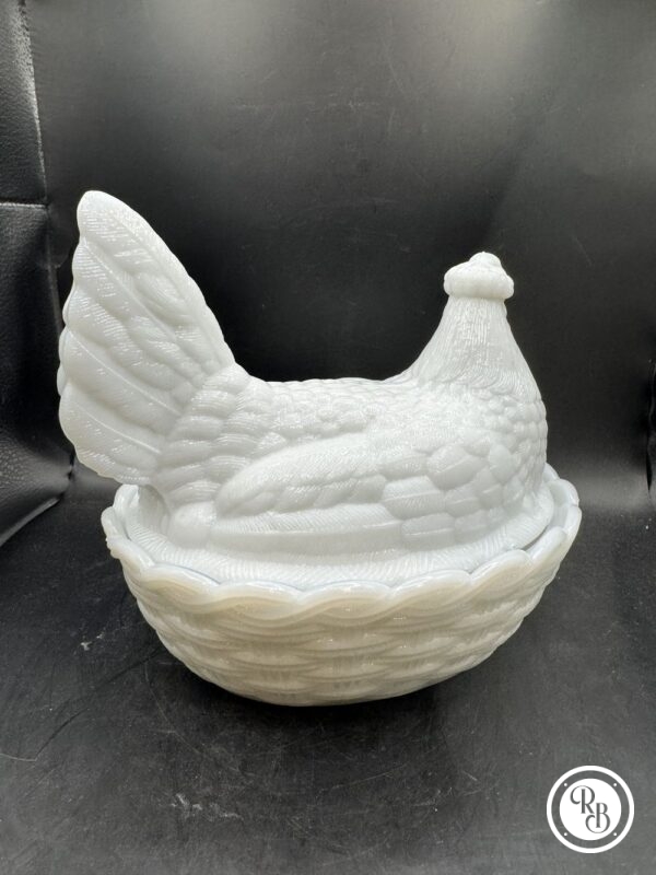 Grande bonbonnière - modèle rare - ovale (ou sucrier ou beurrier) en verre opalescent opaline Porthieux représentant une poule sur son nid d'osier tressé. Jolie couleur blanche - Décoration - Collection – Image 4