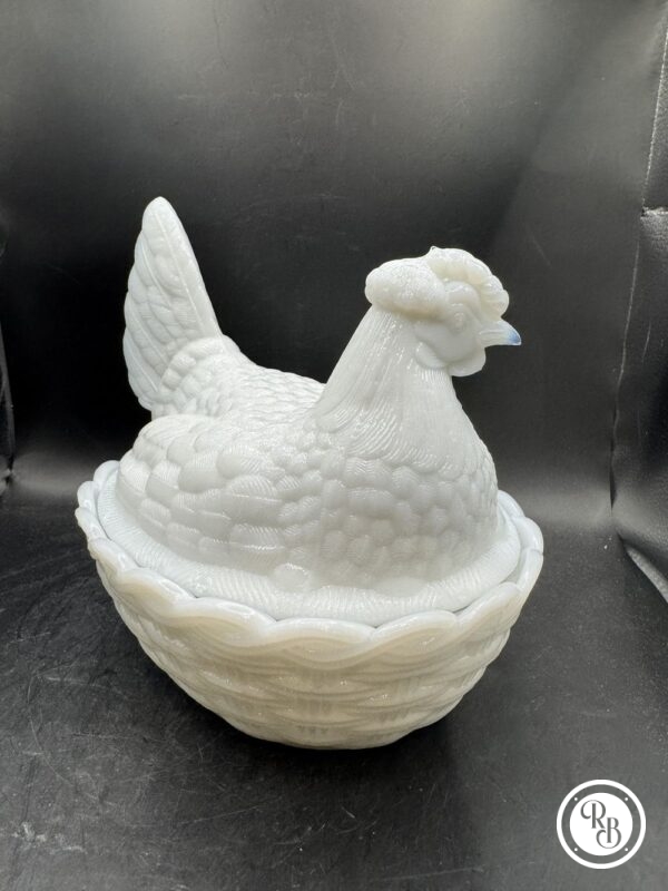Grande bonbonnière - modèle rare - ovale (ou sucrier ou beurrier) en verre opalescent opaline Porthieux représentant une poule sur son nid d'osier tressé. Jolie couleur blanche - Décoration - Collection – Image 5