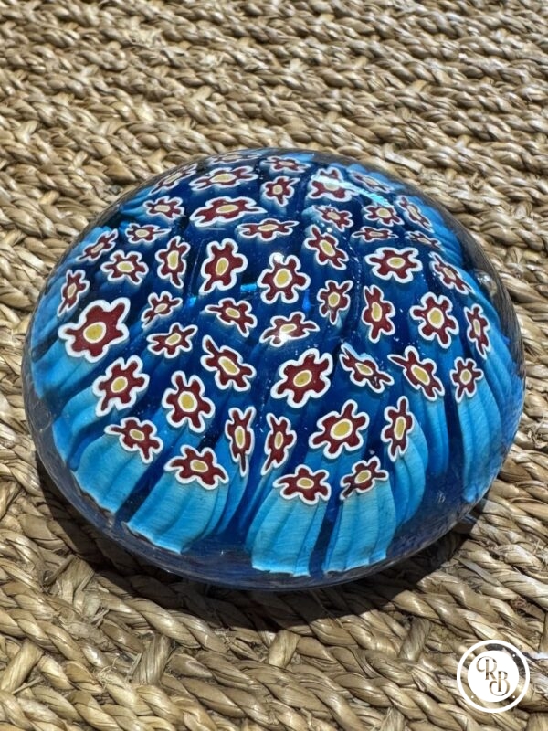 Ancienne et unique Sulfure (Presse papier en verre) - De couleur bleue turquoise dominante et rouge - Murano - millefiori - Déco - Collection - Diamètre 7,5 cm – Image 2