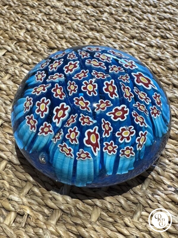 Ancienne et unique Sulfure (Presse papier en verre) - De couleur bleue turquoise dominante et rouge - Murano - millefiori - Déco - Collection - Diamètre 7,5 cm – Image 3