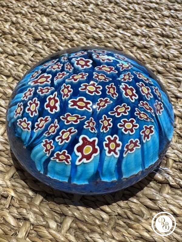 Ancienne et unique Sulfure (Presse papier en verre) - De couleur bleue turquoise dominante et rouge - Murano - millefiori - Déco - Collection - Diamètre 7,5 cm – Image 4