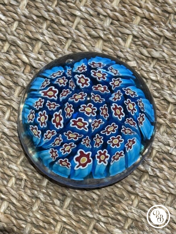 Ancienne et unique Sulfure (Presse papier en verre) - De couleur bleue turquoise dominante et rouge - Murano - millefiori - Déco - Collection - Diamètre 7,5 cm – Image 5