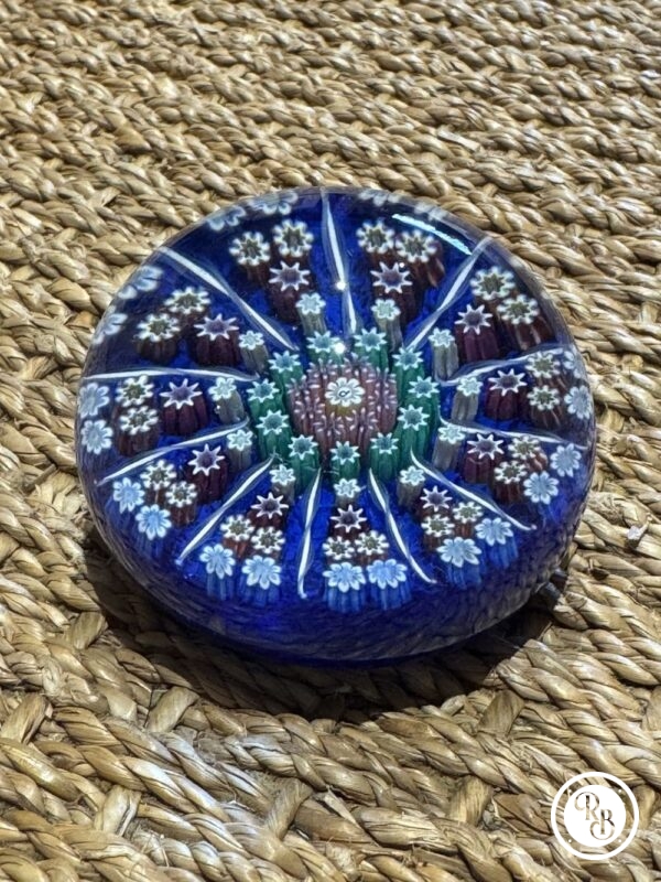 Ancienne et unique Sulfure (Presse papier en verre) - De couleur bleue avec au centre du vert et du rose - Murano - millefiori - Décor floral - Déco - Collection - Diamètre 6 cm – Image 2