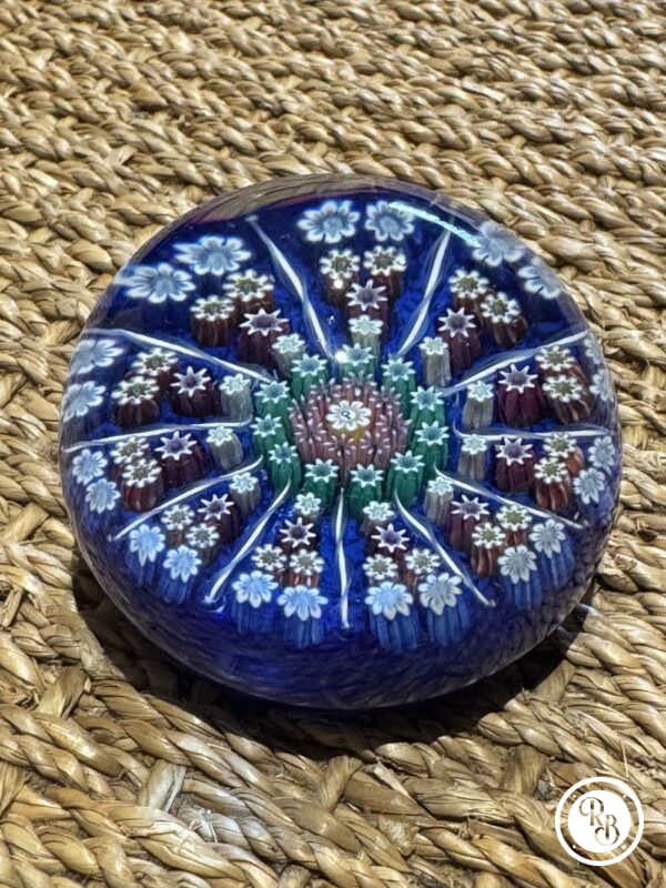 Ancienne et unique Sulfure (Presse papier en verre) - De couleur bleue avec au centre du vert et du rose - Murano - millefiori - Décor floral - Déco - Collection - Diamètre 6 cm – Image 3