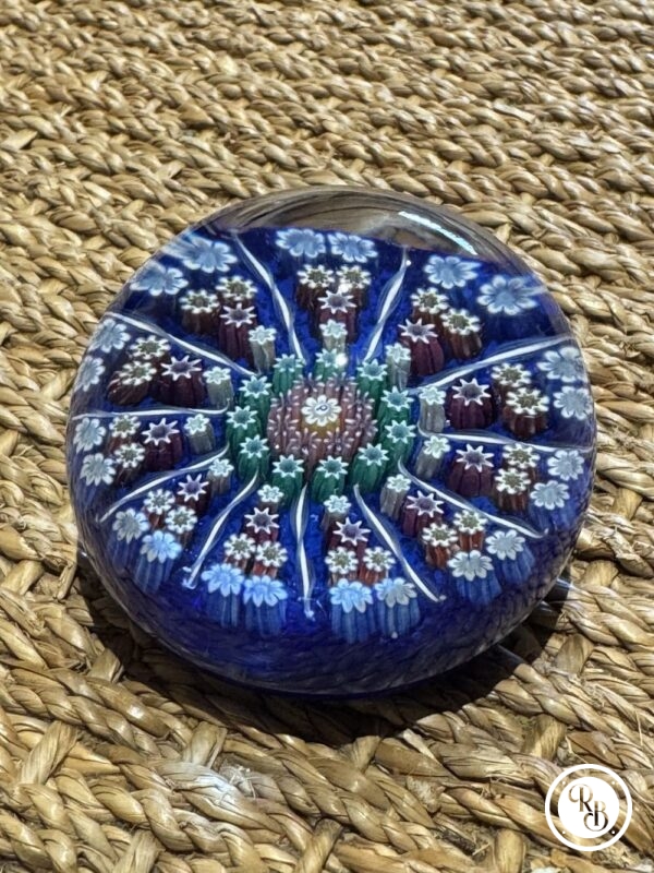Ancienne et unique Sulfure (Presse papier en verre) - De couleur bleue avec au centre du vert et du rose - Murano - millefiori - Décor floral - Déco - Collection - Diamètre 6 cm – Image 4