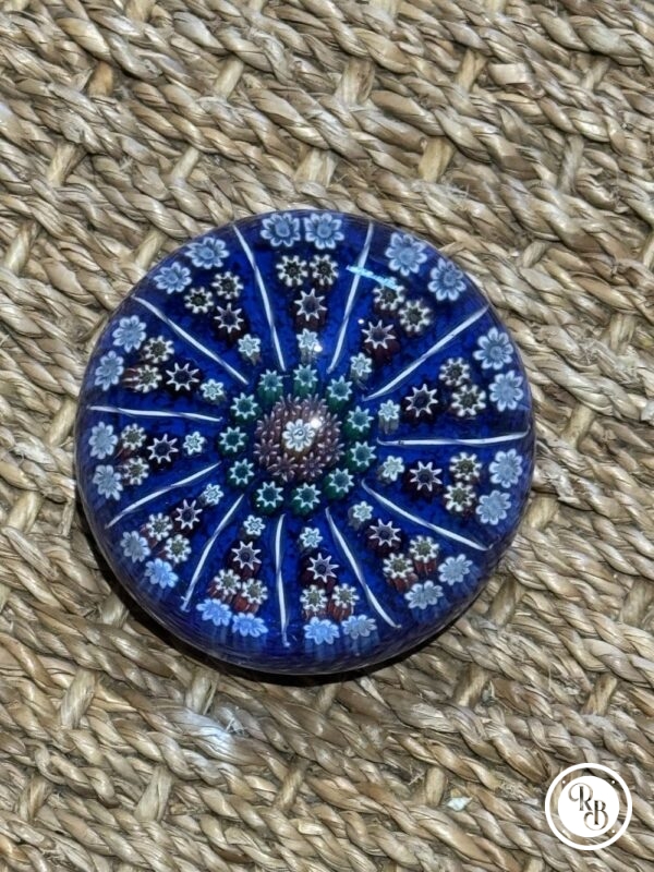 Ancienne et unique Sulfure (Presse papier en verre) - De couleur bleue avec au centre du vert et du rose - Murano - millefiori - Décor floral - Déco - Collection - Diamètre 6 cm – Image 5