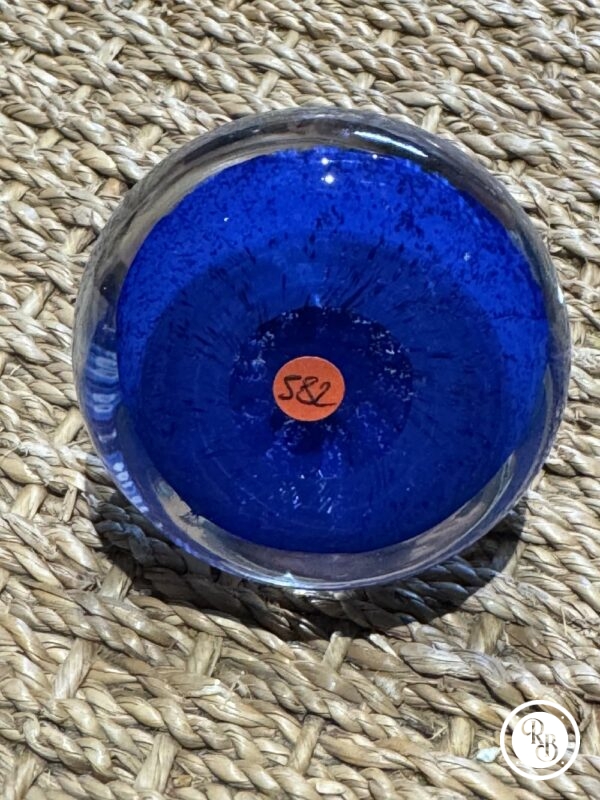 Ancienne et unique Sulfure (Presse papier en verre) - De couleur bleue avec au centre du vert et du rose - Murano - millefiori - Décor floral - Déco - Collection - Diamètre 6 cm – Image 6