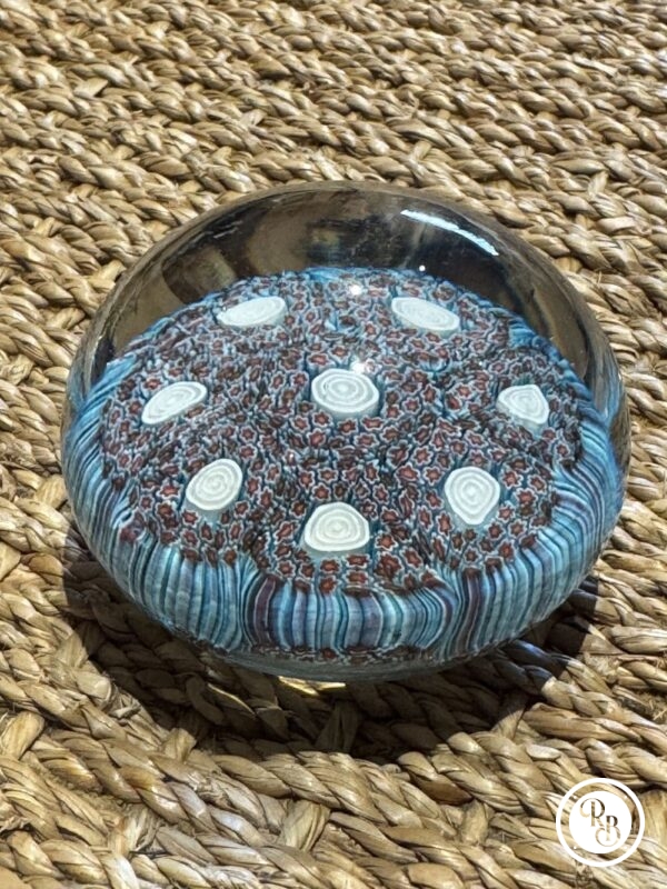 Ancienne et unique Sulfure (Presse papier en verre) - De couleur bleue ciel avec des fleurs blanches  - Murano - millefiori - Décor floral - Déco - Collection - Diamètre 6 cm – Image 2