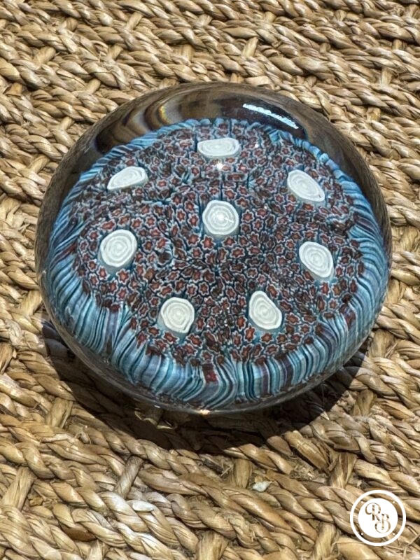 Ancienne et unique Sulfure (Presse papier en verre) - De couleur bleue ciel avec des fleurs blanches  - Murano - millefiori - Décor floral - Déco - Collection - Diamètre 6 cm – Image 3