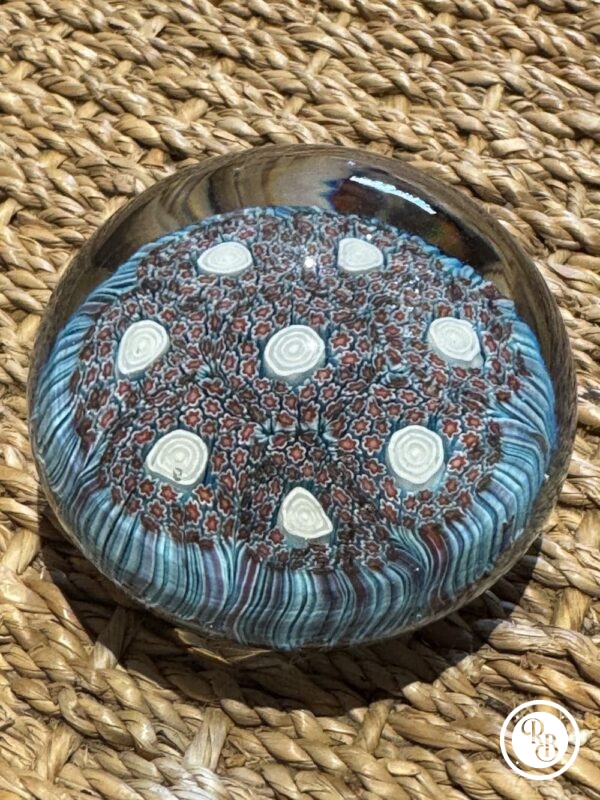 Ancienne et unique Sulfure (Presse papier en verre) - De couleur bleue ciel avec des fleurs blanches  - Murano - millefiori - Décor floral - Déco - Collection - Diamètre 6 cm – Image 4