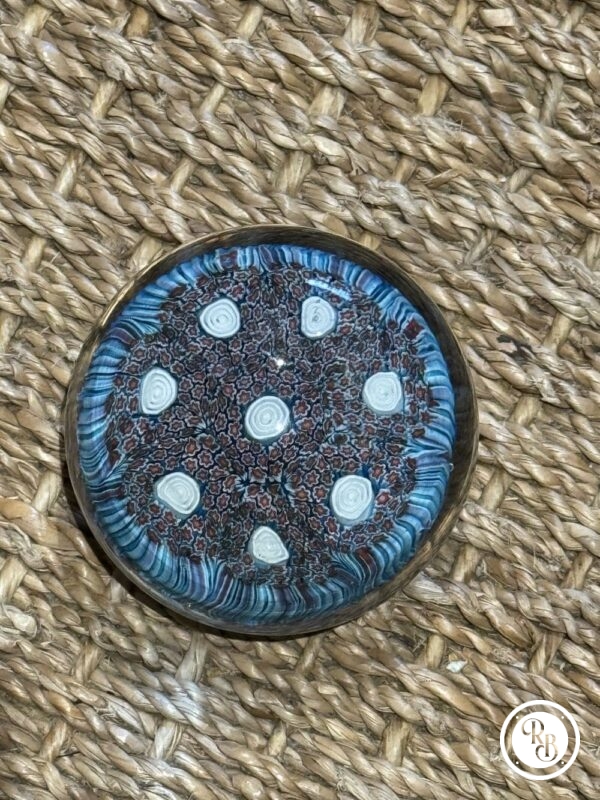 Ancienne et unique Sulfure (Presse papier en verre) - De couleur bleue ciel avec des fleurs blanches  - Murano - millefiori - Décor floral - Déco - Collection - Diamètre 6 cm – Image 5