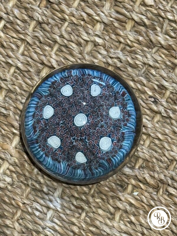 Ancienne et unique Sulfure (Presse papier en verre) - De couleur bleue ciel avec des fleurs blanches  - Murano - millefiori - Décor floral - Déco - Collection - Diamètre 6 cm – Image 6