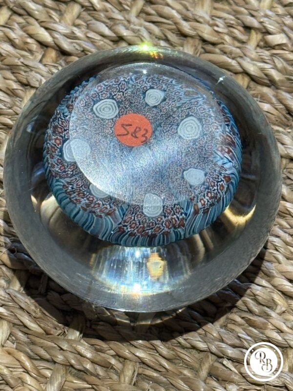 Ancienne et unique Sulfure (Presse papier en verre) - De couleur bleue ciel avec des fleurs blanches  - Murano - millefiori - Décor floral - Déco - Collection - Diamètre 6 cm – Image 7